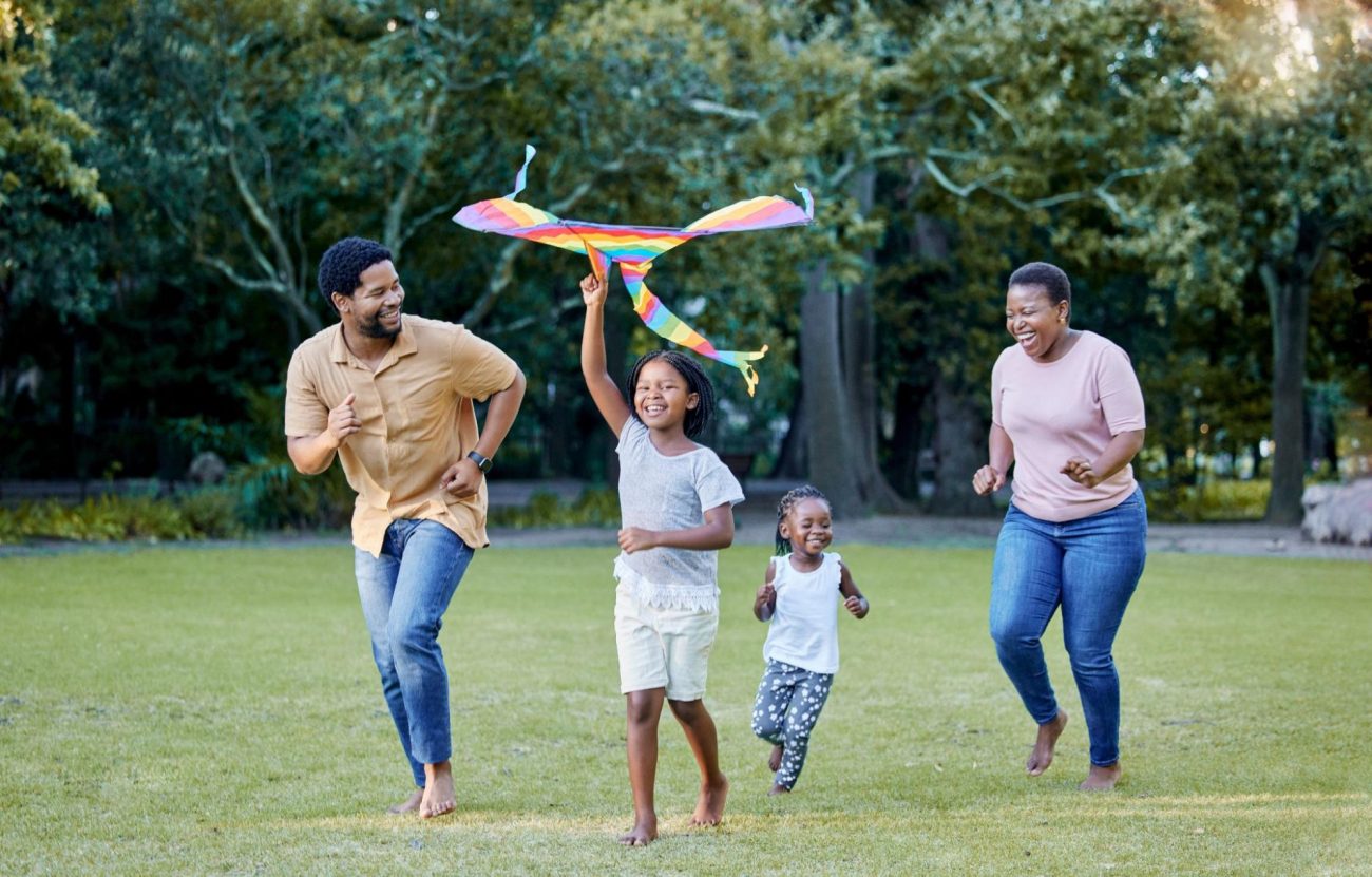 Family exploring the park ©PeopleImages.com - Yuri A