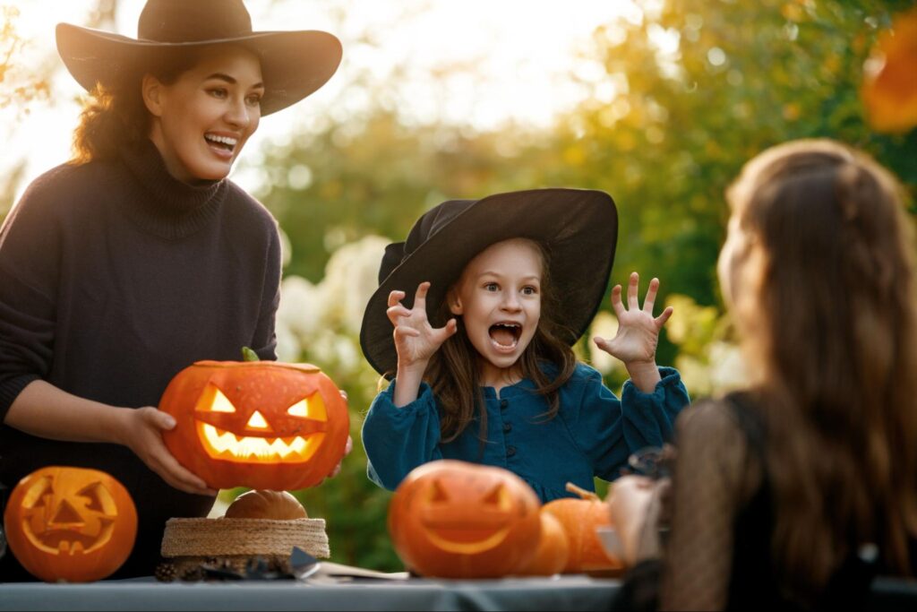 Family carving pumpkins together ©Yuganov Konstantin