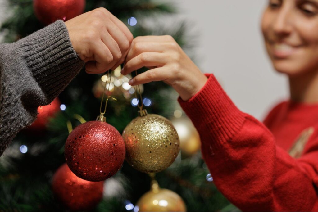 couple hangs ornaments
©Ushuaia studio